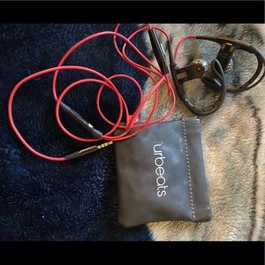 Power beats by Dre + extra buds.